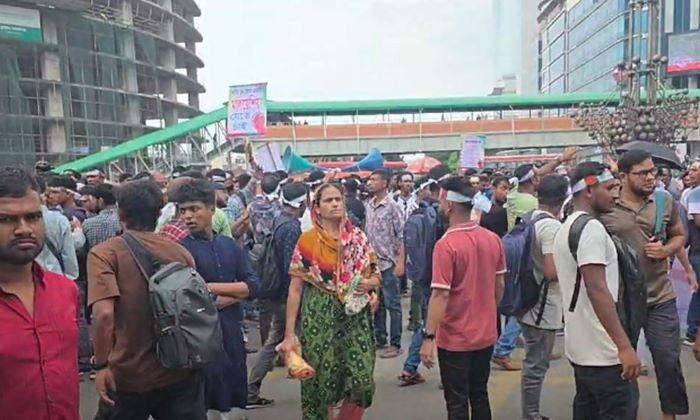 কারওয়ান বাজারে সড়ক অবরোধ মালয়েশিয়া যেতে না পারা কর্মীদের